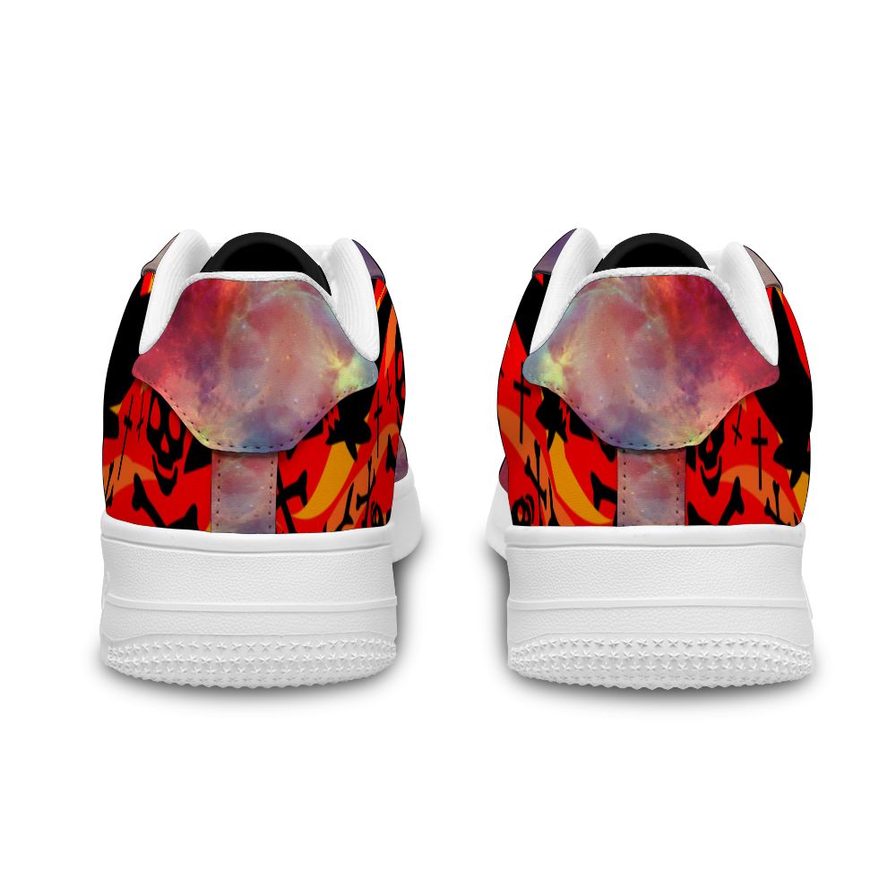 Personalisierter roter Sternenhimmel Hintergrund Hai und TotenkopfWeißes Schuhfutter Sneakers für Damen und Herren