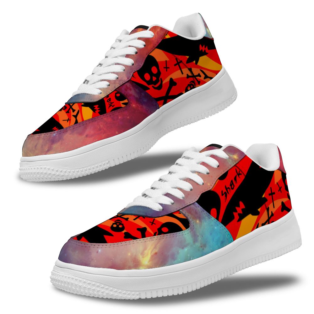 Personalisierter roter Sternenhimmel Hintergrund Hai und TotenkopfWeißes Schuhfutter Sneakers für Damen und Herren