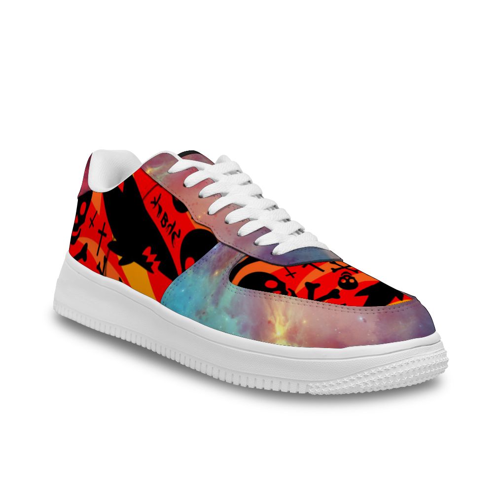 Personalisierter roter Sternenhimmel Hintergrund Hai und TotenkopfWeißes Schuhfutter Sneakers für Damen und Herren