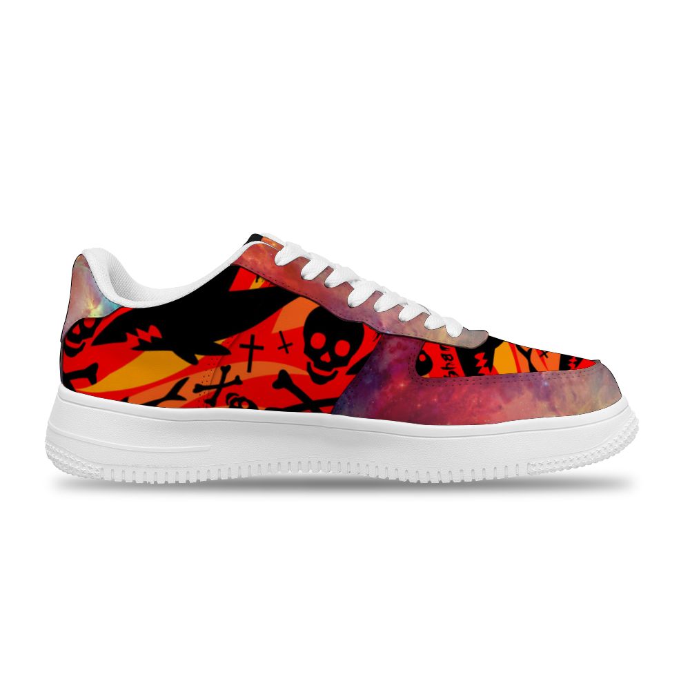 Personalisierter roter Sternenhimmel Hintergrund Hai und TotenkopfWeißes Schuhfutter Sneakers für Damen und Herren